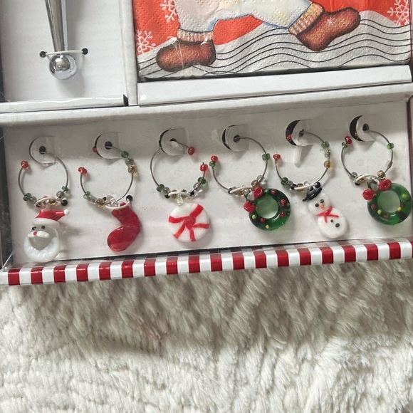 🎄NEW Christmas Hostess Set - Wine Charms, Wine Stopper and Napkins - Picture 3 of 5